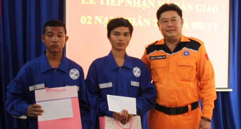 Cứu hai thuyền viên tàu cá trôi giạt trên biển